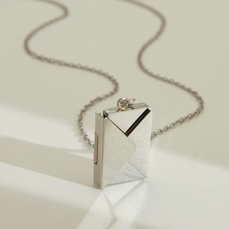 Collar de sobre con letra personalizada