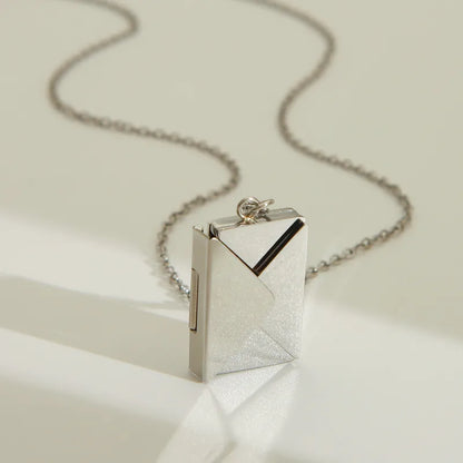 Collar de sobre con letra personalizada