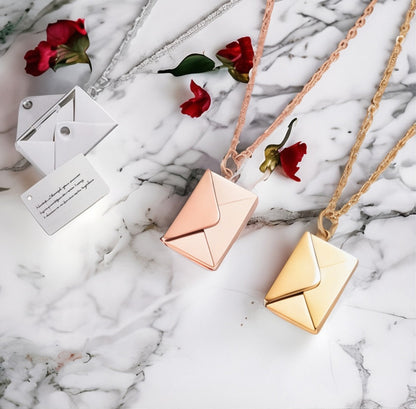 Collar de sobre con letra personalizada